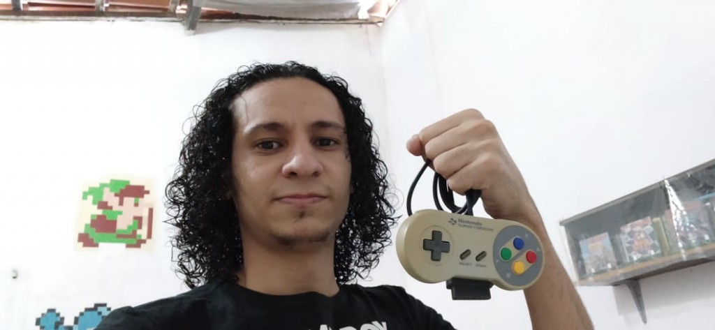 Robert usa o controle do saudoso SNES para jogar.