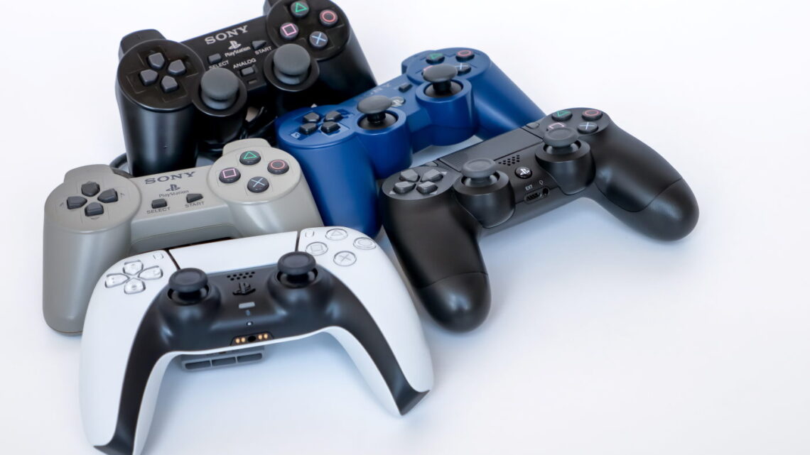 Evolução através controles do PlayStation dos anos.