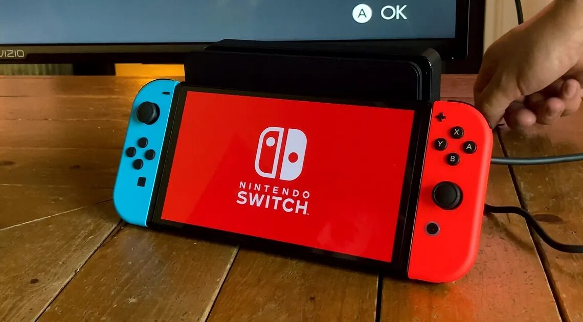 Nintendo alerta sobre os riscos de carregar a bateria do Switch com um cabo de celular.