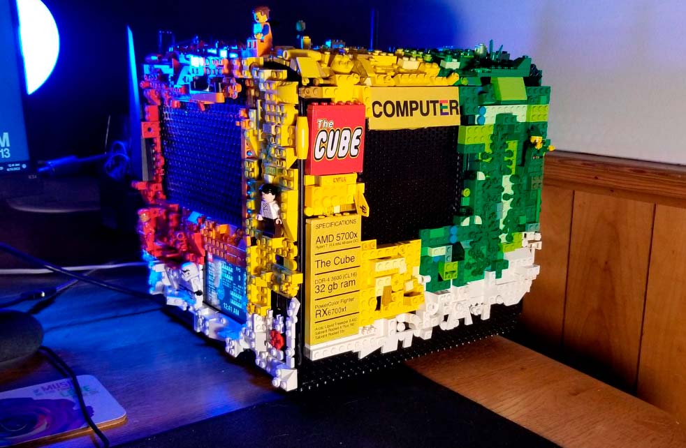 Usuário sabe gabinete do PC com peças LEGO.