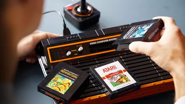 Atari 2600 ganha versão de LEGO com cartuchos e joystick colocáveis.