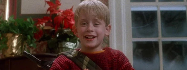 Kevin, de Esqueceram de Mim, aponta em montagem de Resident Evil Village.