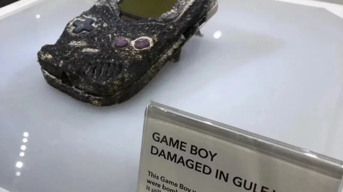 Notícias recentes indicam que a Nintendo decidiu oficialmente encerrar a produção do Game Boy, um dispositivo que conseguiu sobreviver até hoje, mesmo após ter sido utilizado durante a Guerra do Golfo.