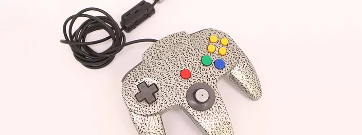 Leilões de itens raros Nintendo 64 e colecionáveis ligados a videogames são bastante comuns e podem alcançar preços surpreendentes, especialmente quando se trata de consoles e acessórios de edições limitadas ou históricas.