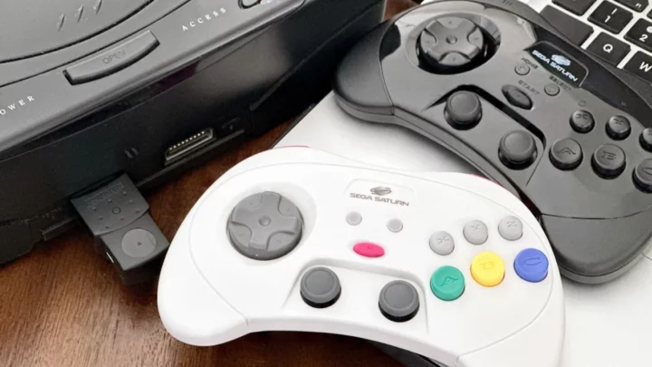 O controlador Sega Saturn Pro já está disponível para encomenda.